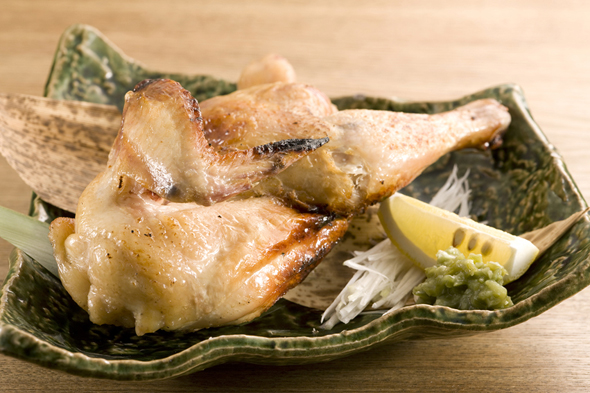高田馬場の居酒屋名物・国産ひな鶏を丸ごと焼き上げた&ldquo;がぶり鶏&rdquo;の完成写真